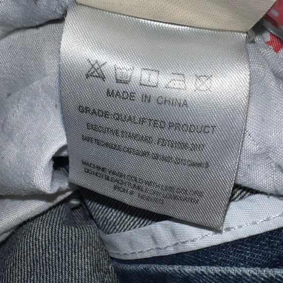 Barely worn distressed fashion jeans. Very nice pattern along the east band. - Picture 5 of 6